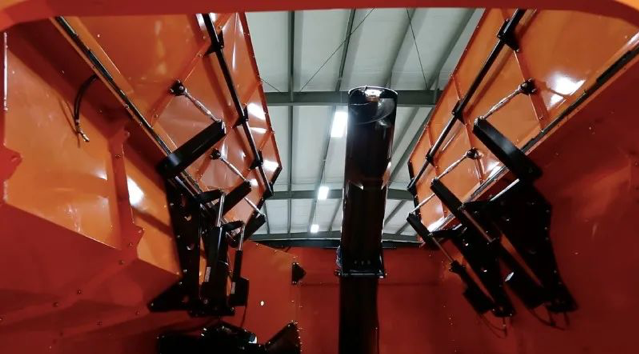 四個(gè)HD電動(dòng)推桿在折疊門的側(cè)面,每一個(gè)都是通過J1939 CAN總線通訊的